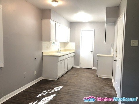 Building Photo - 2 Bedroom in South Park with new floors!
