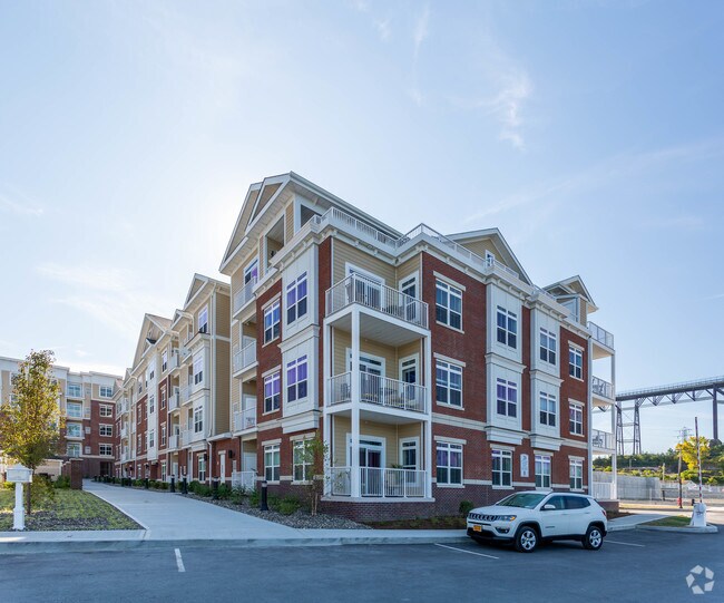 Foto del edificio - One Dutchess Luxury Waterfront 1, 2, & 3 Bedroom Apartments homes