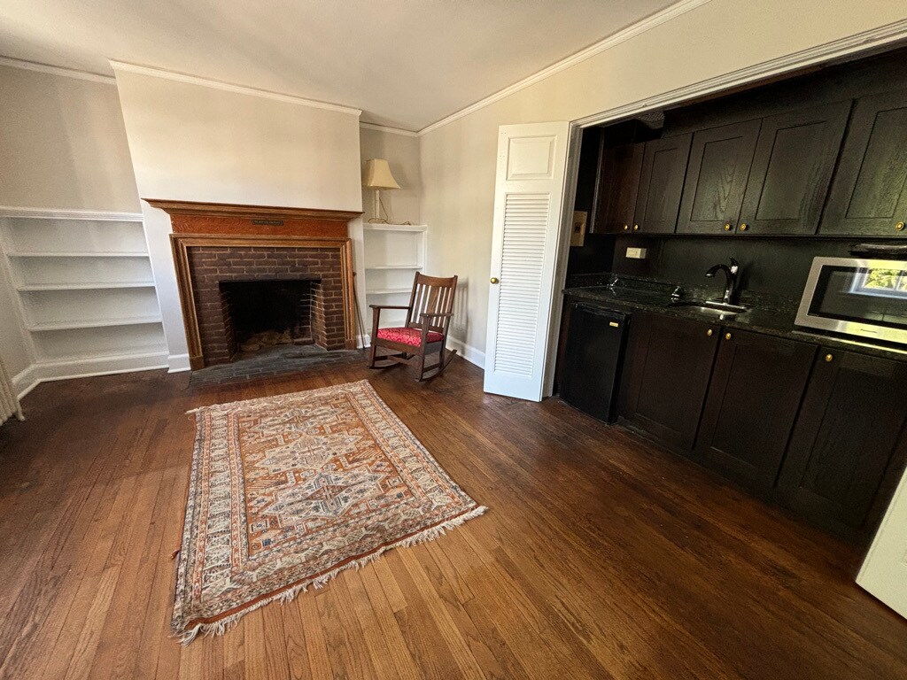 Primary Photo - 21 Palmer Sq W