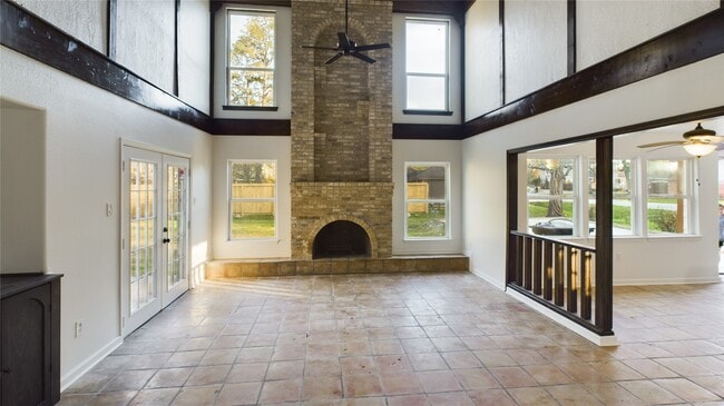 Building Photo - 556 Roanoke Dr