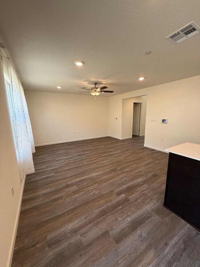 Building Photo - Beautiful New Home for rent in Tulare!