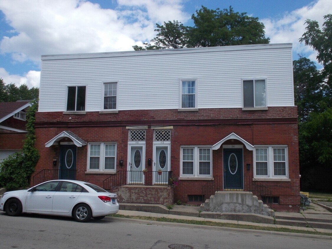 Primary Photo - 110 S Chicago Ave