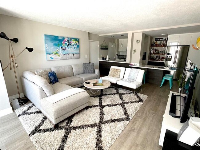 Foto del edificio - 720 Bayshore Dr