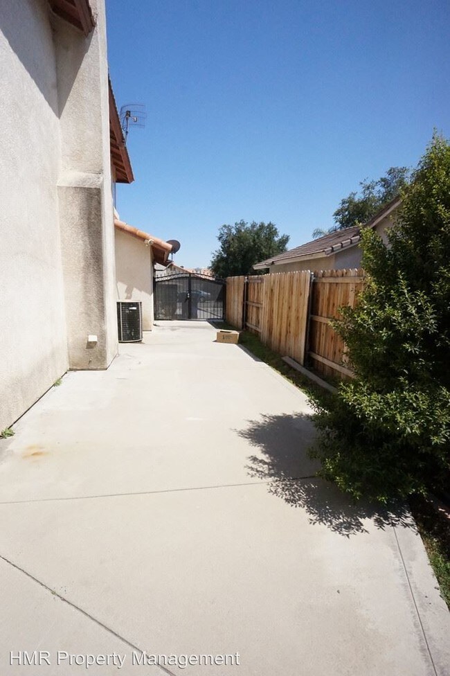 Foto del edificio - 4876 Cristy Ave