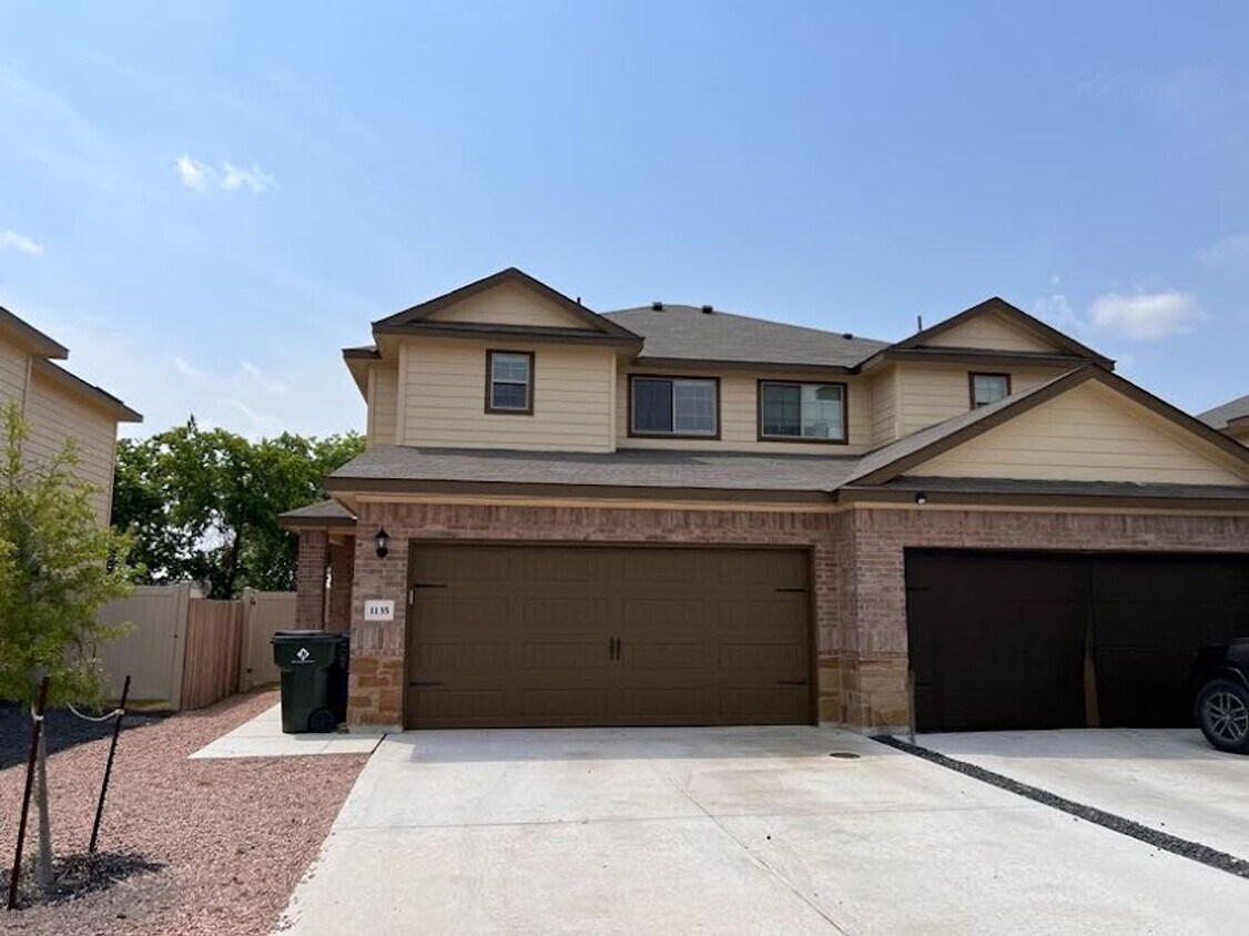 Foto principal - Best Duplex Community in Seguin