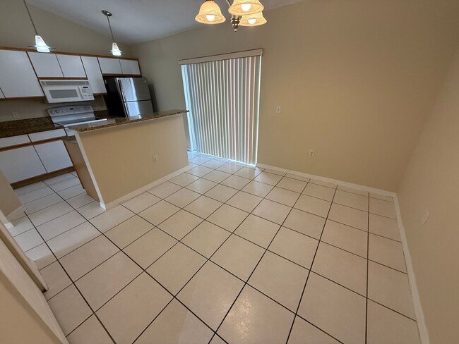 Foto del edificio - EAST ORLANDO: 3 bed/2 bath, 2 Car Garage A...