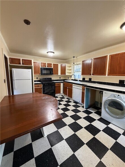 Building Photo - 104 Boles St