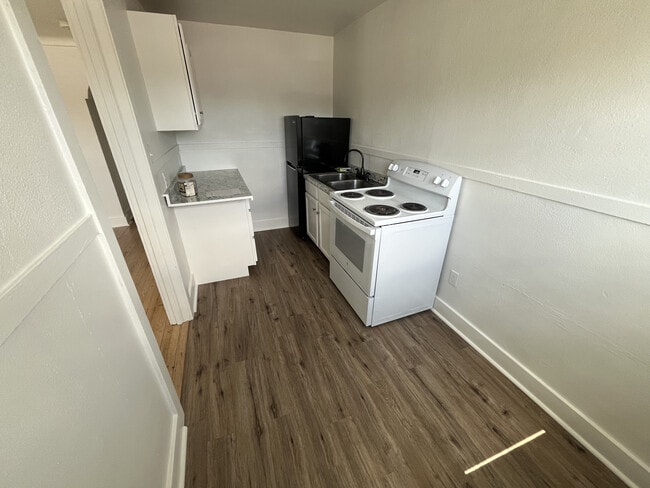 Unit 7 Kitchen - The Fremont