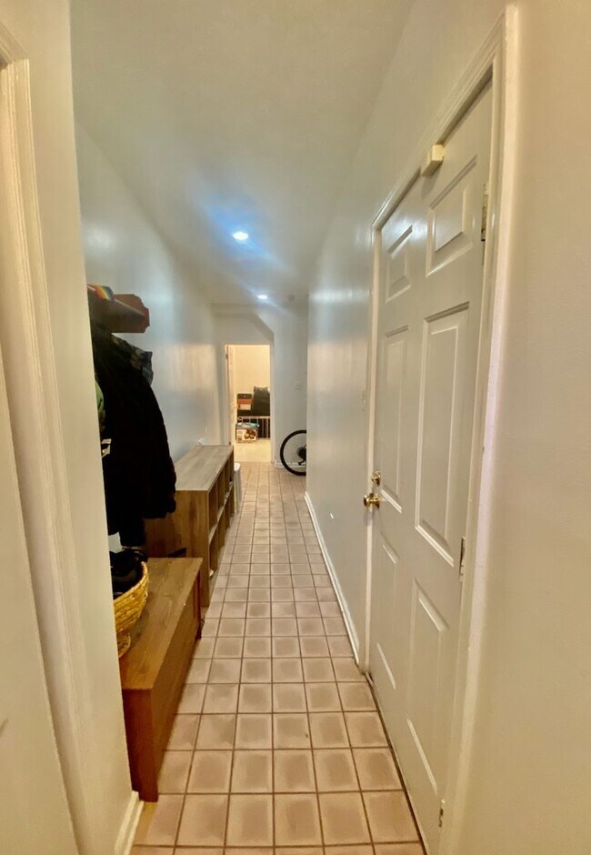 Terrific GRAD HOSPITAL HOUSE! Large 2 BR/1... House Rental in Philadelphia, PA