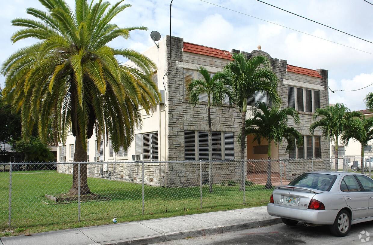 Building Photo - 984 SW 4th St