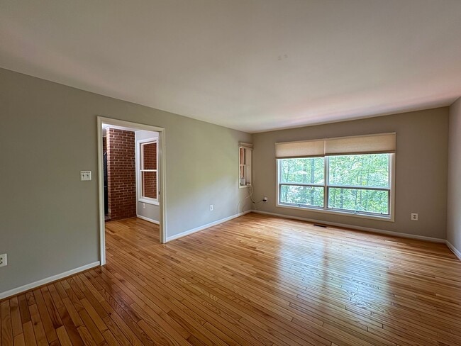 Building Photo - Fantastic 4 Bed 3.5 Bath Townhome With Sun...