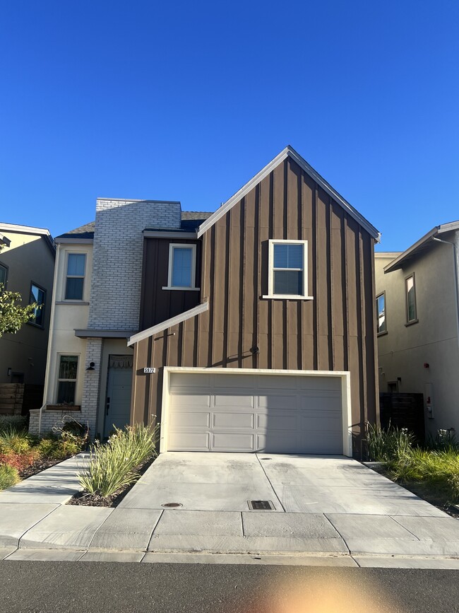 Building Photo - 5972 Diamond Way
