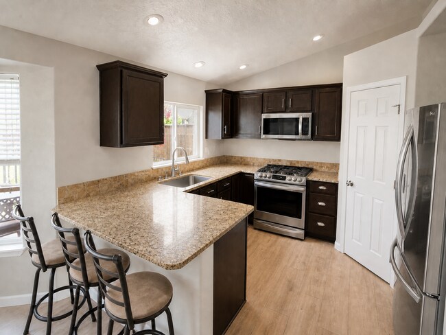 Foto del edificio - Spacious Home with 3-Car Garage, Two Living Areas & Covered Patio