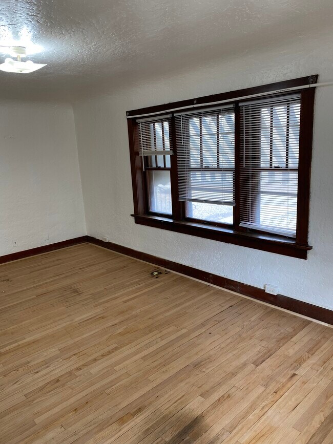 Foto del edificio - 629 S Main St