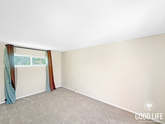 Foto del edificio - Move-In Ready 3BD/2BA Canyon Crest Home with Modern Kitchen Updates & 2-Car Garage
