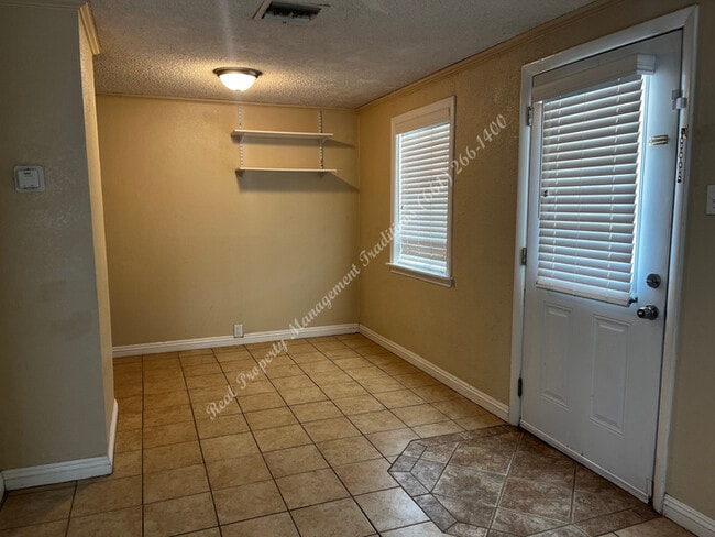 Building Photo - Adorable 2 + 1 in Rosamond