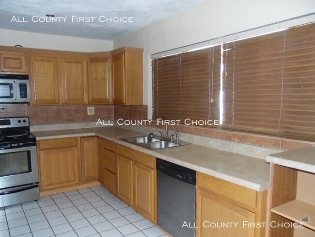 Building Photo - Spectacular 3 Bedroom Pool Home!