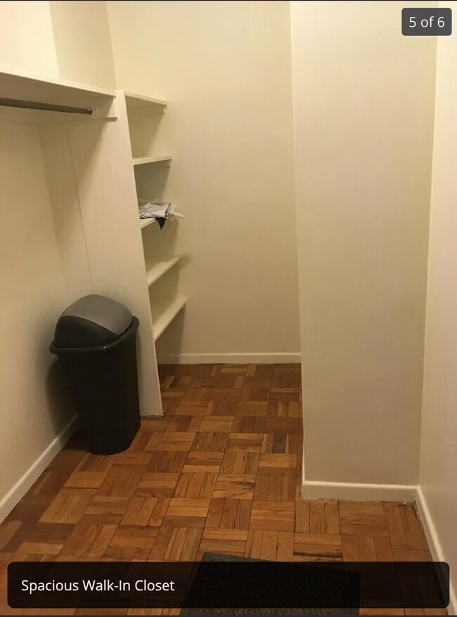 Armario espacioso - 950 25th St NW