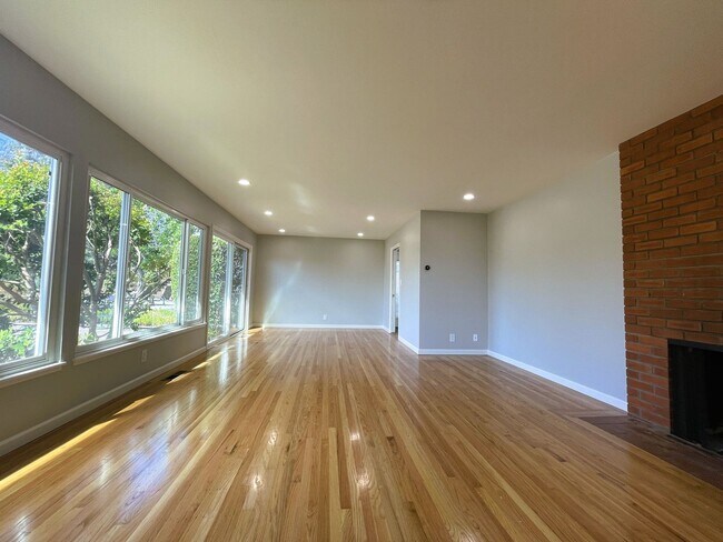 Foto del edificio - REDWOOD CITY - Spacious 4-Bed, 3 Bath Upda...