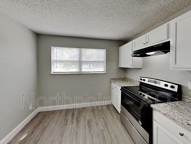 Foto del edificio - 6813 Tinkerbell Ln