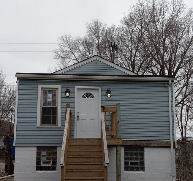 Building Photo - Beautifully Updated 2-Bedroom Home in East...