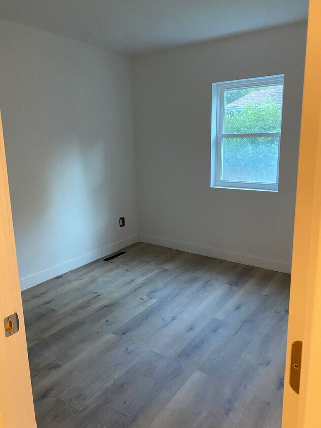 Building Photo - Beautifully Renovated 2-Bedroom Home Near ...