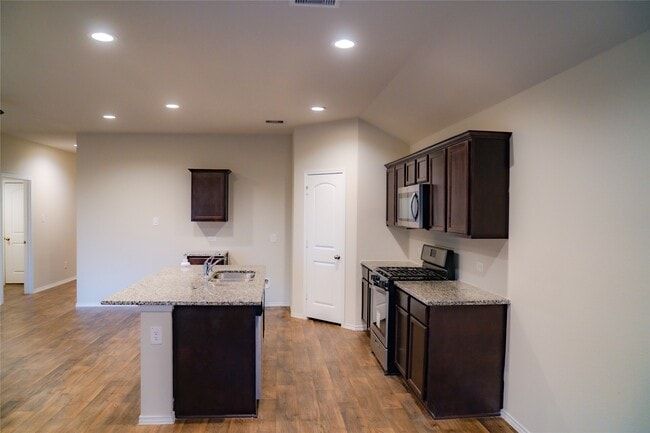 Foto del edificio - 2446 Ormes Forest Ln