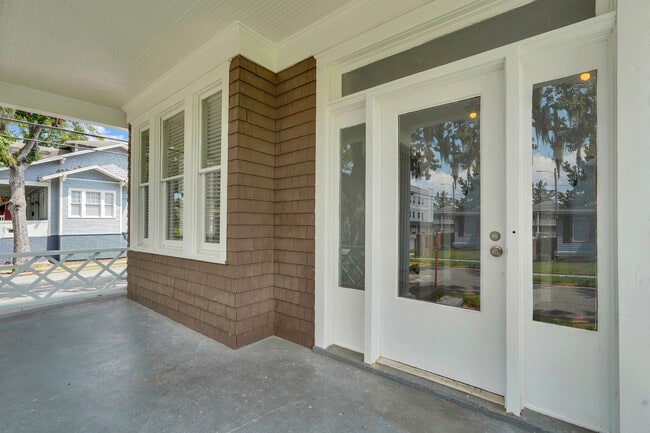 Front Porch - 537 E 40th St