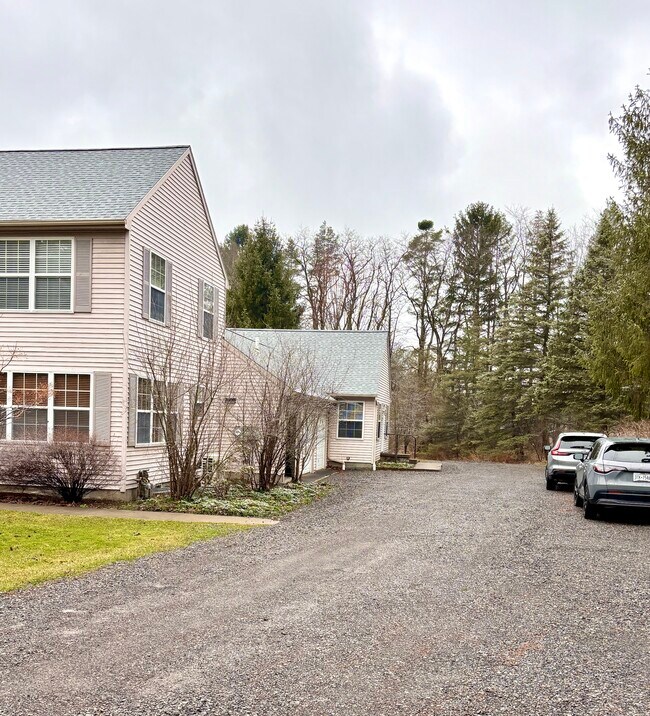 Foto del edificio - 402 Warren Rd