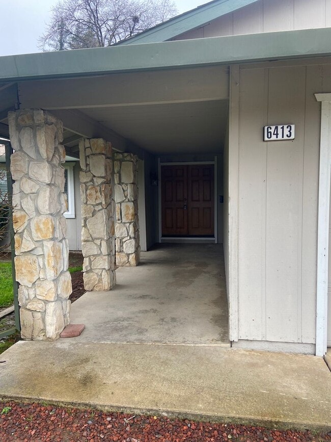 Building Photo - Super clean! 3 Bdrm, 2 Bath near Greenback & Trajan