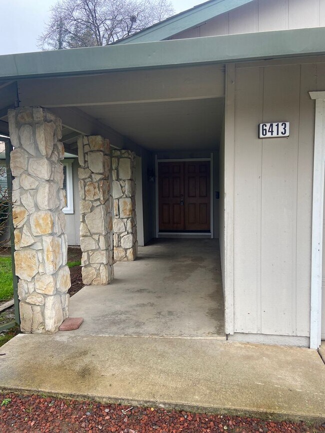 Foto del edificio - Super clean! 3 Bdrm, 2 Bath near Greenback & Trajan