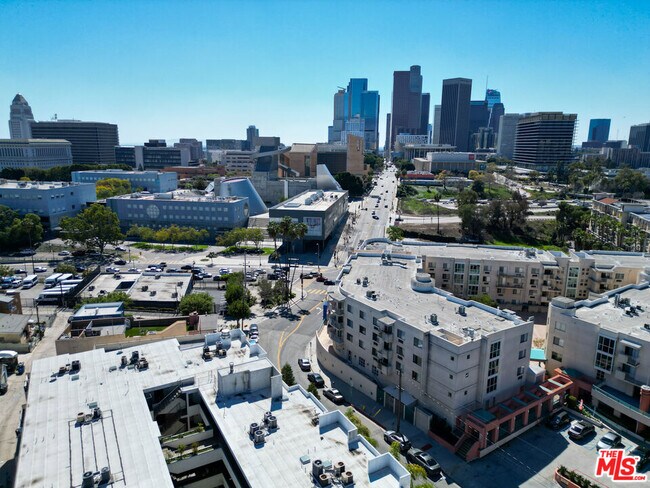 Foto del edificio - 630 N Grand Ave