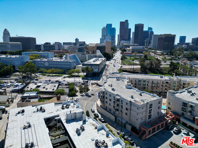Foto del edificio - 630 N Grand Ave