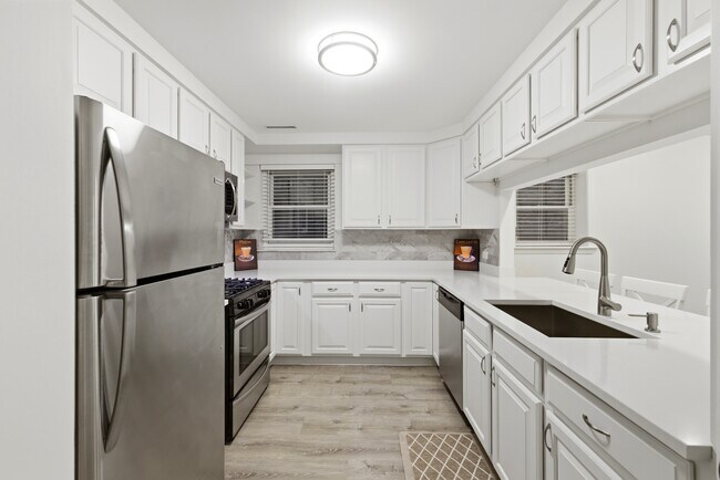 Kitchen - 3327 N Kenmore Ave