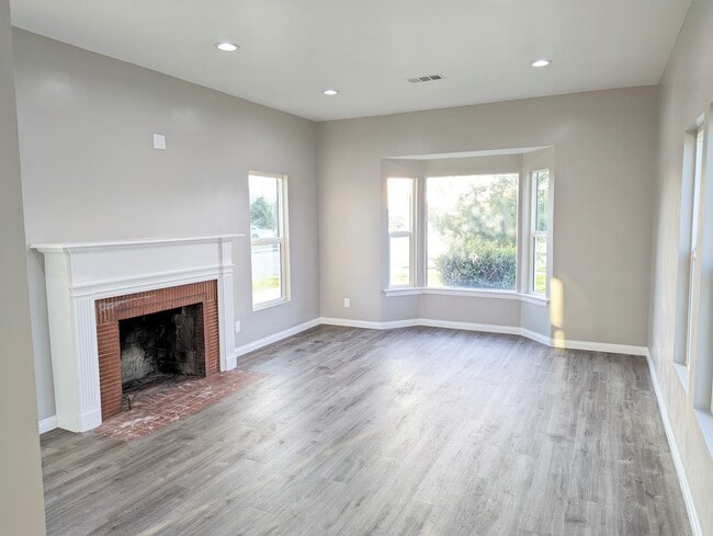Building Photo - 1835 W Colegrove Ave