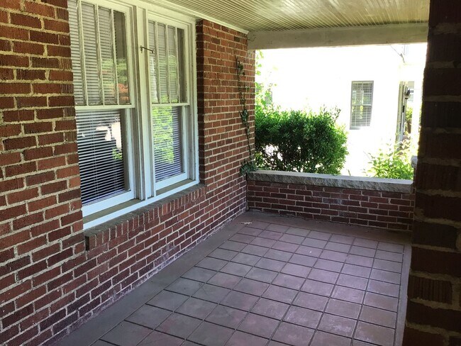 Foto del edificio - Charming 1920s Bungalow Near Five Points – Available Now!