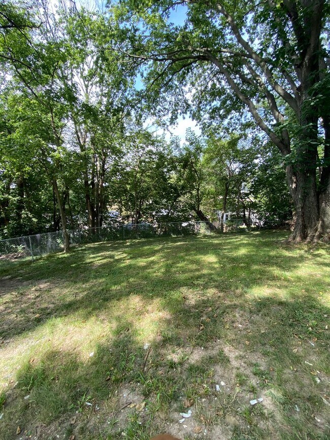 Foto del edificio - 2 Bedroom on the East Side - Fenced In Bac...