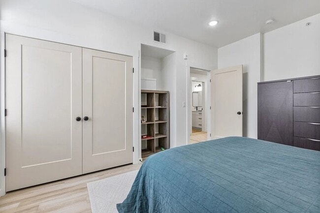 Building Photo - 3131 Fleur Dr
