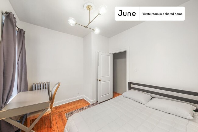 Building Photo - Private bedroom in 3 bed/1 bath Home