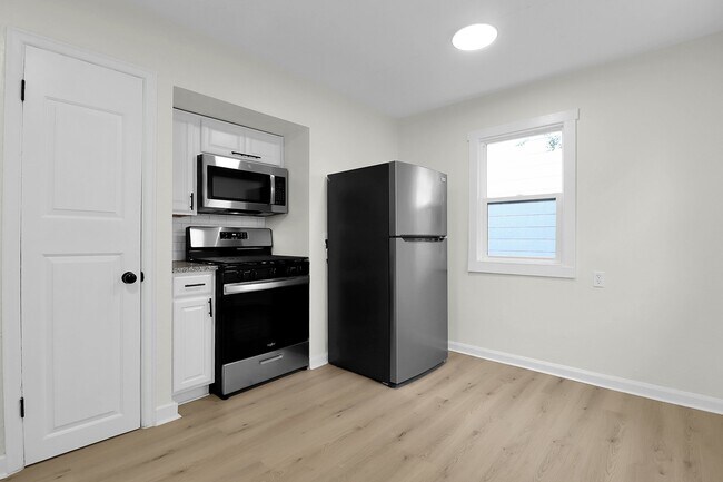 Building Photo - 1688 E Whittier St