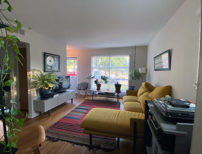 Foto del edificio - 1377 Chapin Ave