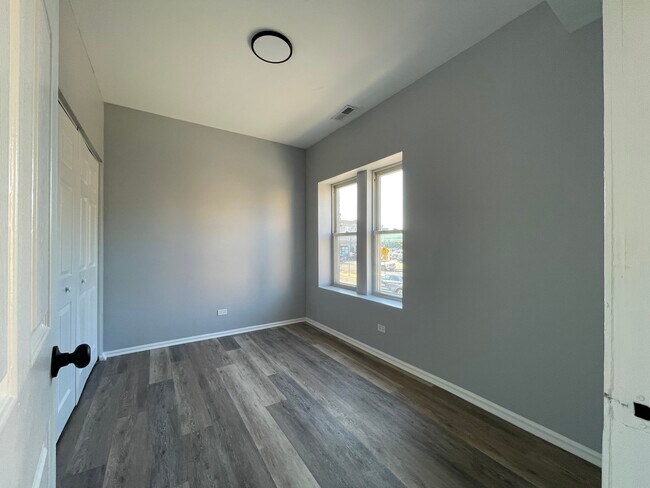 Foto del edificio - 3945 W Division St