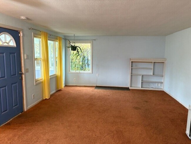 Building Photo - Charming home with large bedrooms