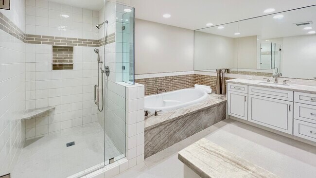 Lujoso baño principal con bañera - 1220 Roxbury Dr