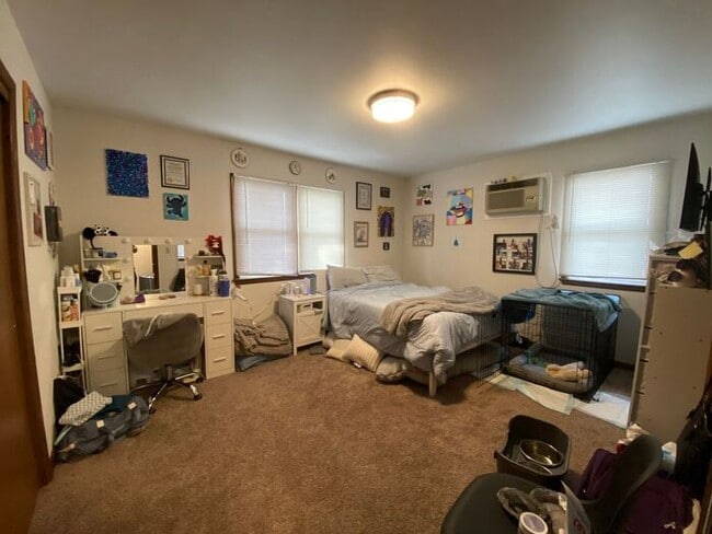 Foto del edificio - $1,200 | 2 Bedroom, 1 Bathroom Apartment | No Pets | Available for a January 13th, 2026 Move In!