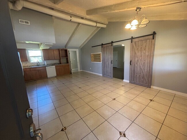 Foto del edificio - Charming 3-Bed Home in Hayden Lake — Spacious Lot & Attached Garage!