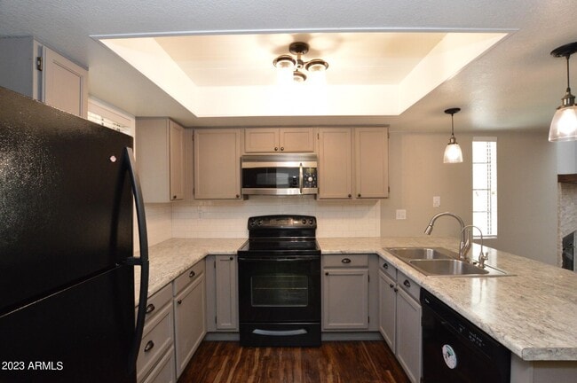 Building Photo - 2020 W Union Hills Dr