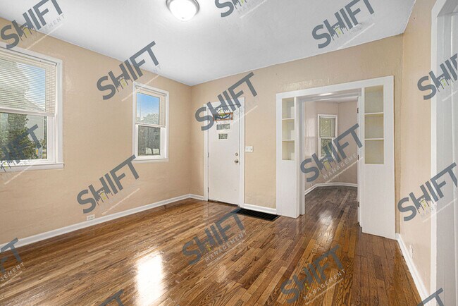 Building Photo - 1001 Watson - Cozy 3 Bedroom!