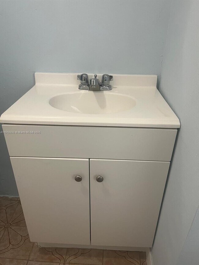 Foto del edificio - 671 E 12th Pl