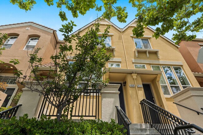 Foto del edificio - SUNNY TOWNHOME NEAR TRAILS STYLISH, FUNCTIONAL, & VERY ACCESSIBLE